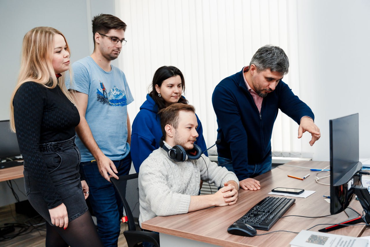Самарские ученые создали систему искусственного интеллекта со стереозрением для БПЛА Разработка специалистов Самарского университета получила название "Навигатор". Она позволяет беспилотникам в автономном режиме, без участия человека, следовать по заданным маршрутам, обходя запретные для полета зоны и самостоятельно реагируя на внезапно возникающие впереди препятствия — например, в виде летящих навстречу птиц или БПЛА. Фото: Олеся Орина