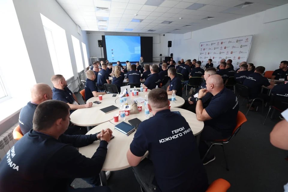 Перезагрузка для героев на Южном Урале ветеранов учат управлять В Челябинской области больше полугода реализуется программа профессиональной и социальной адаптации для участников специальной военной операции Герои Южного Урала Ее цель помочь ветеранам применить бесценный боевой опыт а также качества лидера многозадачность и стрессоустойчивость в мирной жизни открыв для себя карьеру в управлении госслужбе и общественной деятельности Программа стартовала по инициативе губернатора Алексея Текслера и обеспечивает комплексную поддержку от психологического сопровождения до практического погружения в среду регионального управления и бизнеса Участники изучают ключевые дисциплины знакомятся со структурой органов власти изнутри и получают навыки необходимые для работы на ответственных должностях 59 участников отобраны из разных районов Челябинской области раз в семестр они собираются на очном модуле чтобы получить знания а затем проходят стажировки Программу поддержали главы муниципалитетов Программа открывает для наших героев новые возможности отметил глава Сосновского муниципального округа Евгений Ваганов Такие качества как целеустремленность и надежность помогут им стать достойными управленцами и принести огромную пользу нашему региону По окончании обучения каждый ветеран получит диплом о профессиональной переподготовке и содействие в трудоустройстве в государственные структуры органы местного самоуправления некоммерческие и общественные организации Наша общая обязанность поддержать тех кто защищал страну подчеркнула директор Комплексного центра социального обслуживания Брединского района Анастасия Ремизова Ветераны получают не только медицинскую помощь но и психологическую поддержку профориентацию В нашем округе есть положительные примеры активного участия бойцов вернувшихся домой Наша обязанность подставить плечо проявить заботу и уважение к тем кто боролся за нашу безопасность Программа Герои Южного Урала позволяет участникам СВО реализовать свой потенциал на гражданской службе и внести вклад в развитие Челябинской области   Подписаться на chelkp Мы в MAX