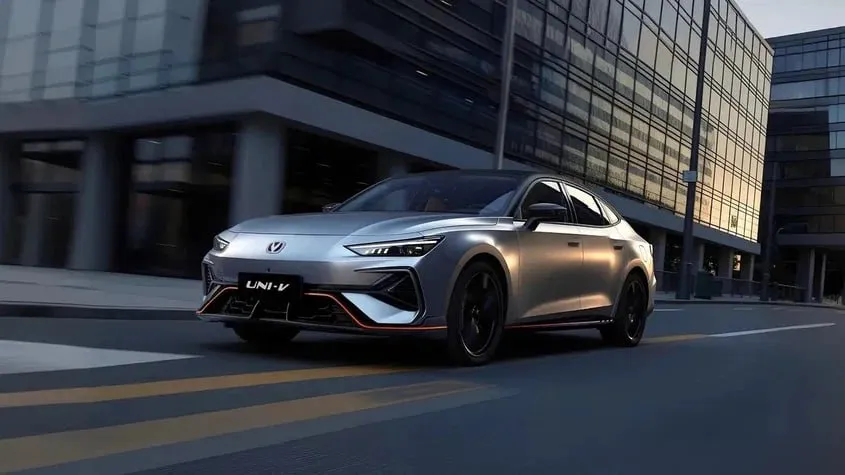 Changan представил в России обновлённый Uni V с мощным мотором Продажи модернизированного лифтбека начнутся в ближайшее время Основное нововведение двухлитровый мотор на 235 л с и 390 Нм в сочетании с 8 ступенчатым автоматом С такой силовой установкой Uni V набирает 100 км ч за 6 8 секунды Сейчас же модель предлагается в нашей стране с 1 5 литровым двигателем который выдаёт 181 л с и 280 Нм и 7 ступенчатым роботом 0 100 км ч за 7 5 секунды У обновлённой версии также более агрессивное оформление передка Обещаны активный задний спойлер и спортивный салон с частичной отделкой замшей набор обогревов шесть подушек медиасистема с сервисами Яндекса сервопривод пятой двери Поинтереснее будет Uni V с новым мотором однозначно я бы всё равно не стал а покупать Журнал Авто ру online