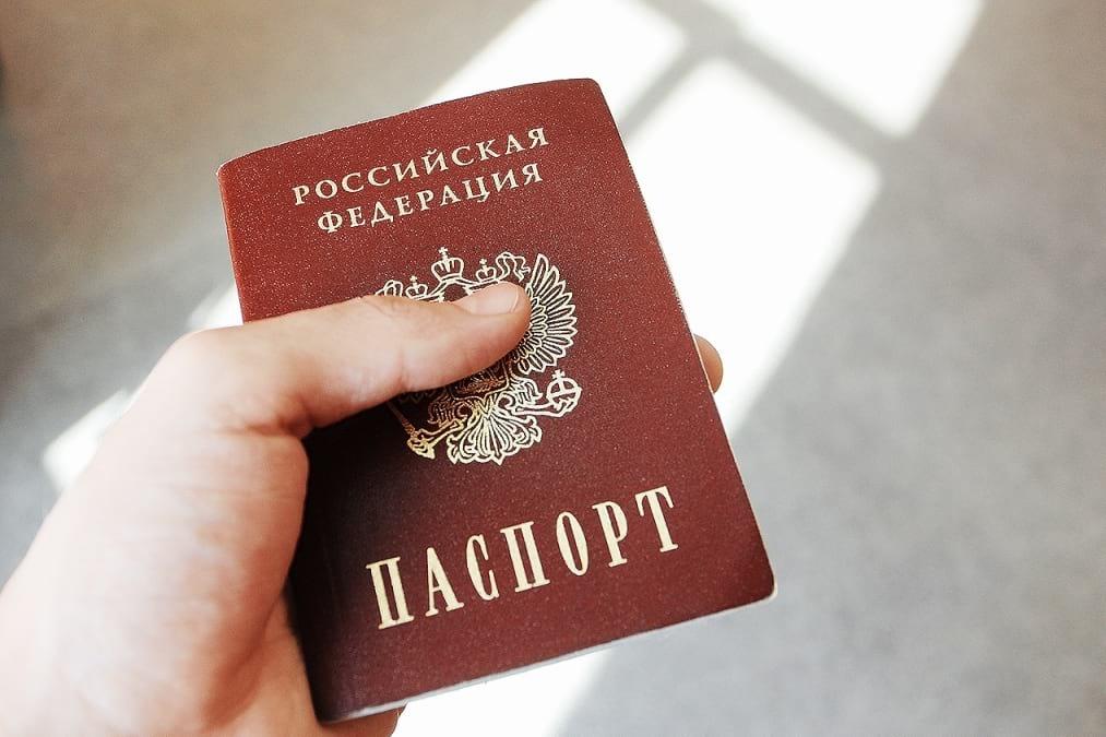 В России предложили ввести интернет по паспорту для доступа к контенту 18 В Общественной палате РФ выступили с инициативой обязательной паспортной идентификации для доступа к интернет контенту 18 По мнению членов комиссии ОП РФ по экспертизе законопроектов подростки в России свободно потребляют контент с ненормативной лексикой сценами насилия и пропагандой асоциального поведения Это как отмечают эксперты негативно влияет на формирование мировоззрения молодёжи искажает их поведенческие модели и приводит к потере культурных ориентиров Для решения проблемы предлагается ограничить доступ к контенту 18 через обязательную верификацию личности с использованием паспорта водительских прав или банковских данных чтобы защитить психологическое здоровье молодёжи Новости Дня