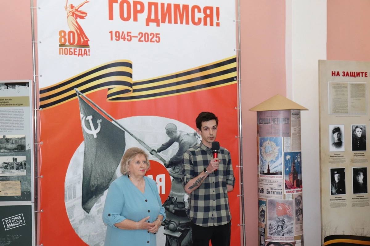 Выставки архивных документов времен войны открылись в Воронеже В Воронежской областной универсальной научной библиотеке им. И. С. Никитина состоялось открытие двух стендовых выставок, объединённых темой Великой Отечественной войны на территории Воронежской области. Экспозиции подготовлены Государственным архивом Воронежской области. Выставка «Без срока давности» создана в рамках одноимённого всероссийского проекта при деятельном участии кандидата исторических наук В. В. Бахтина. На ней представлены архивные документы и фотографии, раскрывающие преступления фашистов на оккупированной территории Воронежской области в годы войны. Выставка «На защите Воронежа» создана по материалам архивного фонда Ф.Р-1855. Она посвящена Штабу истребительных батальонов УНКВД по Воронежской области и рассказывает о бойцах истребительного батальона – защитниках Воронежа. Также демонстрирует картины разрушенного Воронежа.