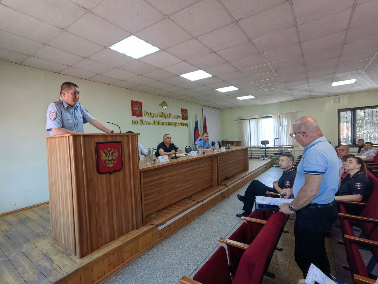 Вопросы взаимодействия по профилактике дистанционных мошенничеств обсудили в ОМВД России по Усть-Лабинскому району Сегодня состоялась рабочая встреча полицейских районного отдела внутренних дел, прокуратуры, администрации муниципального образования и представителей финансовых учреждений. Врио начальника ОМВД подполковник полиции Евгений Кузнецов сообщил, что жители района перевели мошенникам 9 миллионов рублей, чаще всего жертвами становятся социально незащищённые слои населения. Обсуждались распространенные мошеннические схемы и роль сотрудников банков в предотвращении преступлений. Встреча получилась живой, в форме диалога. Приглашенные специалисты смогли задать интересующие вопросы и получить на них исчерпывающие ответы. Правоохранители поблагодарили гостей за тесное взаимодействие и выразили надежду на дальнейшее сотрудничество. Полиция Усть-Лабинского района