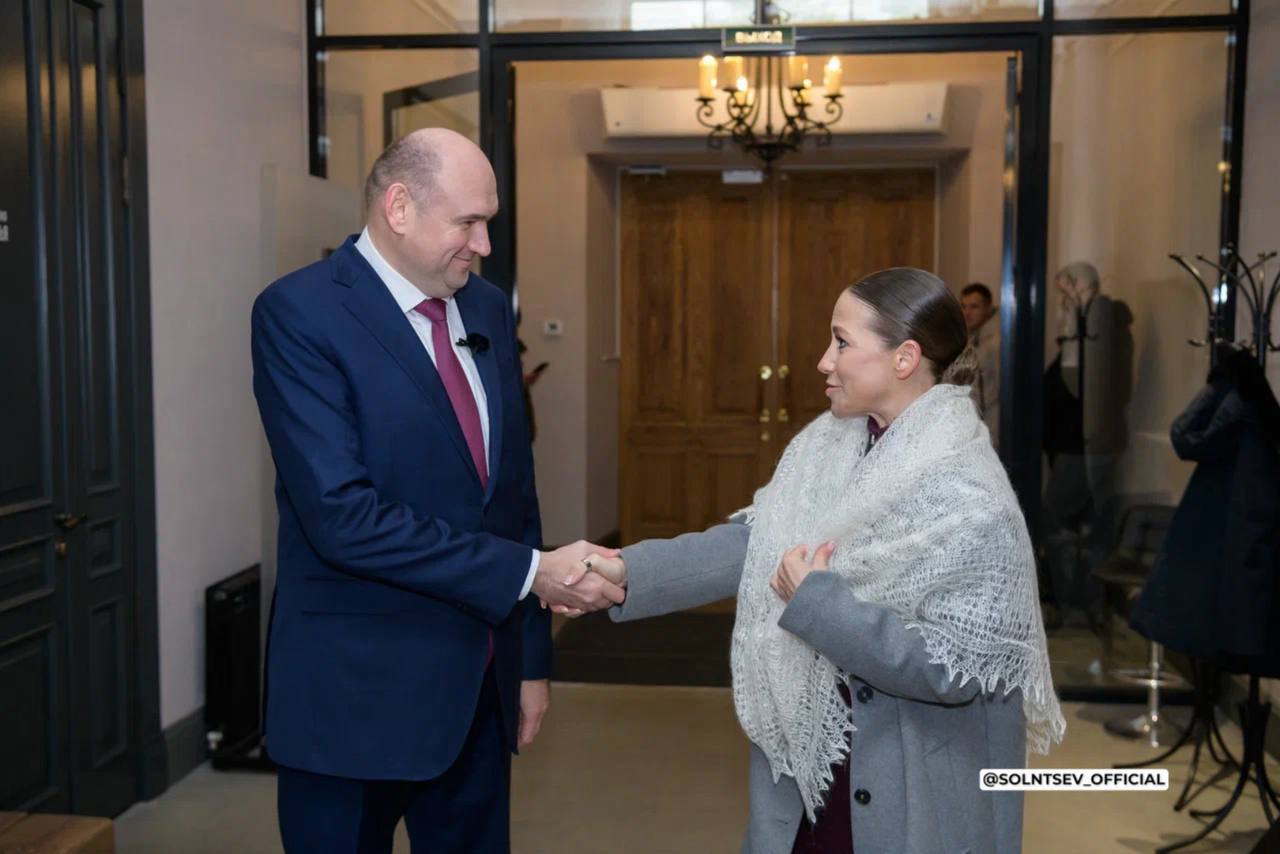 ПроОрен Новости Оренбурга Многодетные семьи Оренбуржья стали героями проекта Юлии Барановской Про Общество Сегодня в Оренбургской области прошли съемки проекта Большие семьи большой страны с ведущей Юлией Барановской Команда федерального канала приехала чтобы рассказать о жизни многодетных семей региона и о мерах поддержки которые им оказывают Об этом рассказал губернатор Евгений Солнцев в своем тг канале За последние 10 лет число многодетных семей в области выросло на 30 Сейчас в регионе действует 19 мер поддержки из которых 12 рассчитаны именно на большие семьи Особое внимание уделяется не только материальной помощи но и ощущению социальной значимости которое придает семьям уверенность в будущем В рамках визит обсуждалась инициатива о введении Дня многодетной семьи Оренбуржья дату подробнее на канале ПроОрен Новости Оренбурга