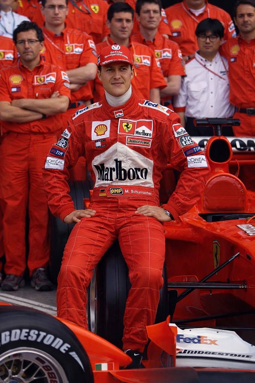 Михаэль Шумахер передвигается по дому в инвалидном кресле при помощи медперсонала По информации Daily Mail Шумахер больше не прикован к постели но он не может самостоятельно ходить поэтому его возят по дому медсестры и терапевты Подписывайтесь на РИА Новости Спорт в MAX