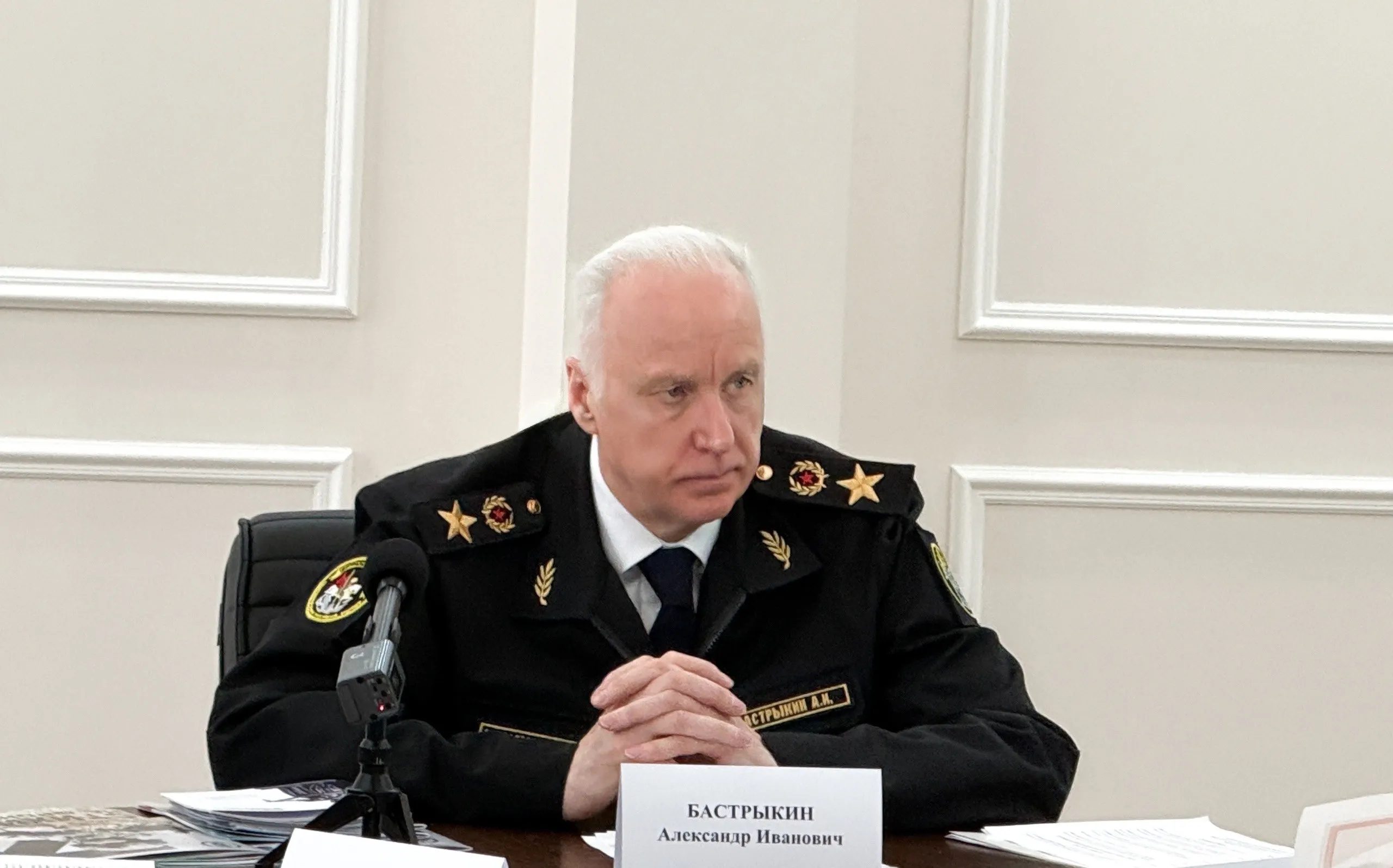 Бастрыкин затребовал доклад по делу подростка получившего ожог глаз в Перми Председатель СКР Александр Бастрыкин поручил руководителю пермского управления СК Денису Головкину представить доклад о ходе расследования уголовного дела по факту получения ожогов 14 летним подростком Об этом сообщает Следком Инцидент произошел 21 апреля в Мотовилихинском районе Перми Пятиклассник нашел на улице нашел пачку денег сработала химическая ловушка Краска попала подростку в глаза Мальчик получил химический ожог Пострадавшего осмотрели медики и отпустили домой Следственный комитет завел дело по статье Хулиганство Расследование продолжается Фото СКР       Подписаться на Properm ru в Mакс