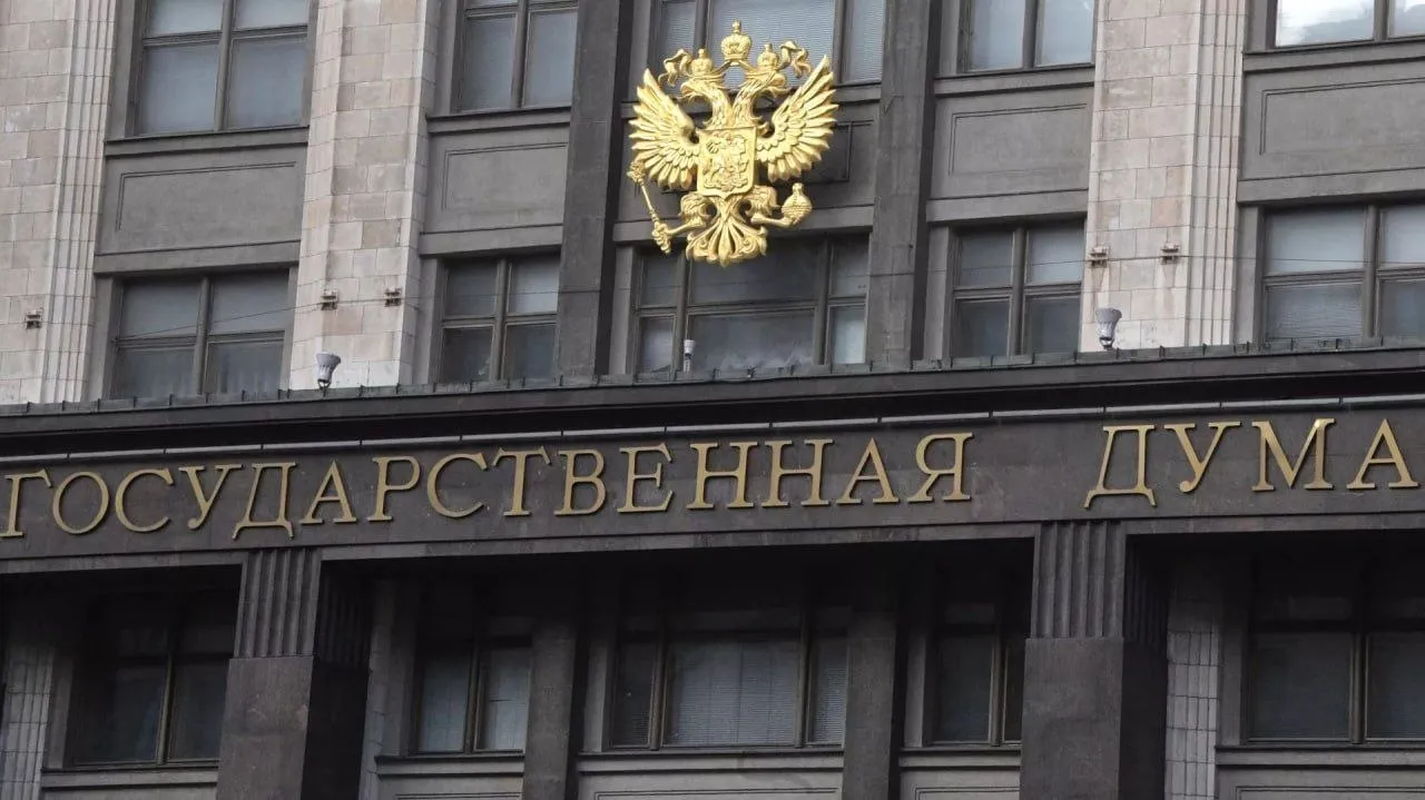 Новые запреты готовят в Госдуме Уже в апреле депутаты рассмотрят пакет ограничений Среди предложений запрет на проживание в России иностранцев совершивших преступления ужесточение наказания для нелегальных кредиторов и повышение штрафов за курение у школ Отдельно планируют взяться за нелегальный майнинг штрафы могут составить от 100 тысяч рублей для физлиц и до 10 миллионов для компаний при повторных нарушениях Так власти хотят усилить контроль над крипторынком и теневыми схемами   Прислать свою новость на Дерзкий Хабаровск