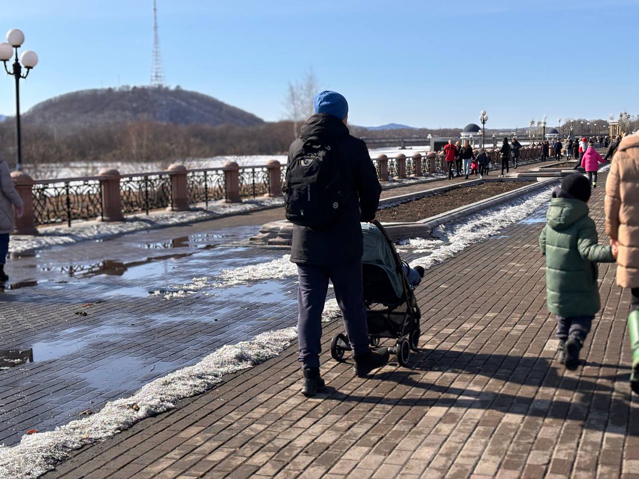 Артём и Варвара: самые популярные имена для малышей этой зимы в ЕАО  Возглавляют список популярных имён новорождённых - Артём и Варвара. 11 мальчиков и 6 девочек зарегистрировано с данными именами.   Далее в рейтинге:   у мальчиков - Михаил, Тимофей;  у девочек - Александра, Виктория.