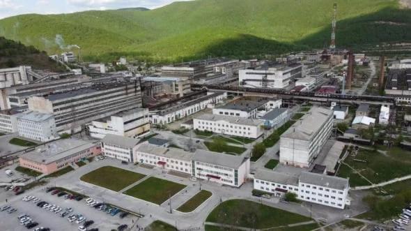 «Дальнегорский ГОК» в первом полугодии нарастил добычу на 30% по сравнению с аналогичным периодом прошлого года  Укрепление производственных показателей комбинат сопровождает модернизацией объектов и переходом к более устойчивым технологическим решениям, сообщили в пресс-службе правительства Приморского края.  Среди реализованных проектов — прокладка нового трубопровода между обогатительной фабрикой и цехом борной кислоты. Также завершен первый этап реконструкции электроцеха — старая мягкая кровля заменяется на более надежную шатровую.