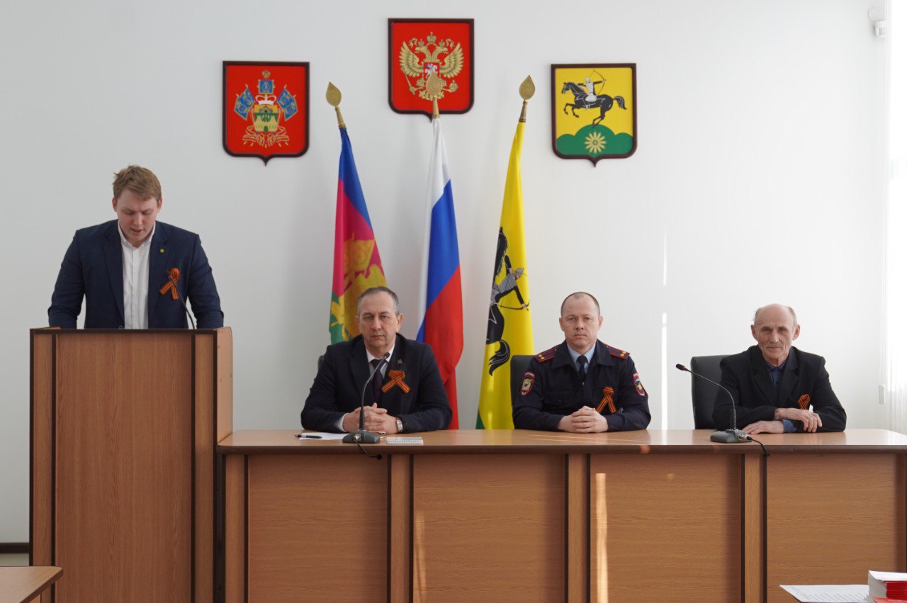 Юным тихоречанам вручили первые паспорта  Свой главный документ получили 22 подростка, которым совсем недавно исполнилось четырнадцать лет.  Торжественное вручение приурочили ко Дню освобождения города Тихорецка и Тихорецкого района от немецко-фашистских захватчиков.   Слова поздравления и напутствия ребятам сказали председатель районного Совета Виталий Купин, заместитель начальника отдела МВД России по Тихорецкому району, начальник отдела по работе с личным составом, подполковник полиции Виктор Демченко, заместитель председателя Общественного совета при отделе МВД России Владимир Демьяненко.