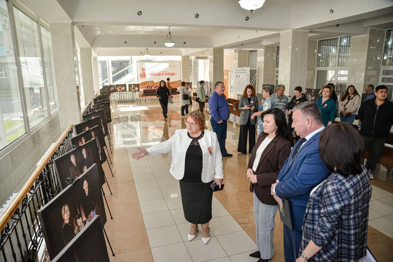 РИА56 21 октября в Оренбурге откроется выставка Герои нашего времени Уже завтра оренбуржцам представят портреты бойцов СВО Организаторами экспозиции выступили Валентина Старкова мама замполита роты лейтенанта Виктора Старкова а также Комитет семей воинов Отечества и администрация Асекеевского района На церемонии открытия будет представлена книга которую написала мама одного из участников СВО В нее вошли истории подвигов солдат из Асекеевского района во время ВОВ Также в рамках короткометражного фильма можно познакомиться с асекеевским Залом боевой и воинской славы и его экспозициями Выставка будет работать до 24 октября на улице 9 января д подробнее на канале РИА56