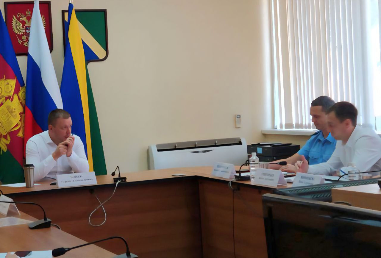 Провёл рабочую встречу по вопросам обращения с отходами В обсуждении приняли участие: — первый заместитель гендиректора АО «Крайжилкомресурс» Артём Григорьев, — директор туапсинского филиала регоператора Инна Воропаева, — заместитель межрайонного прокурора Анатолий Епанчинцев, а также профильные специалисты администрации. Главная проблема — нехватка спецтехники для вывоза ТКО, особенно на фоне того, что муниципалитет активно увеличивает количество контейнерных площадок. В курортных зонах мусор пока вывозится стабильно, а вот на северных территориях нередки сбои. Регоператор рассматривает возможность закупки новых машин, и уже до конца этой недели жду от них конкретного ответа. Также предложили варианты: — привлечь помощь из соседних районов, — временно использовать технику МБУ «Благоустройство». Отдельное внимание — коммерческим отходам от магазинов, гостиниц и других предприятий. Чтобы не захламлялись муниципальные контейнеры, заключаем договоры с юрлицами и ведём активную разъяснительную работу с бизнесом. Продолжаем и борьбу со стихийными свалками. Все нарушения фиксируем и передаём в правоохранительные органы. Ответственность серьёзная — вплоть до конфискации автомобиля, использованного для незаконного сброса мусора. Работаем системно, чтобы в округе было чисто, безопасно и по правилам.