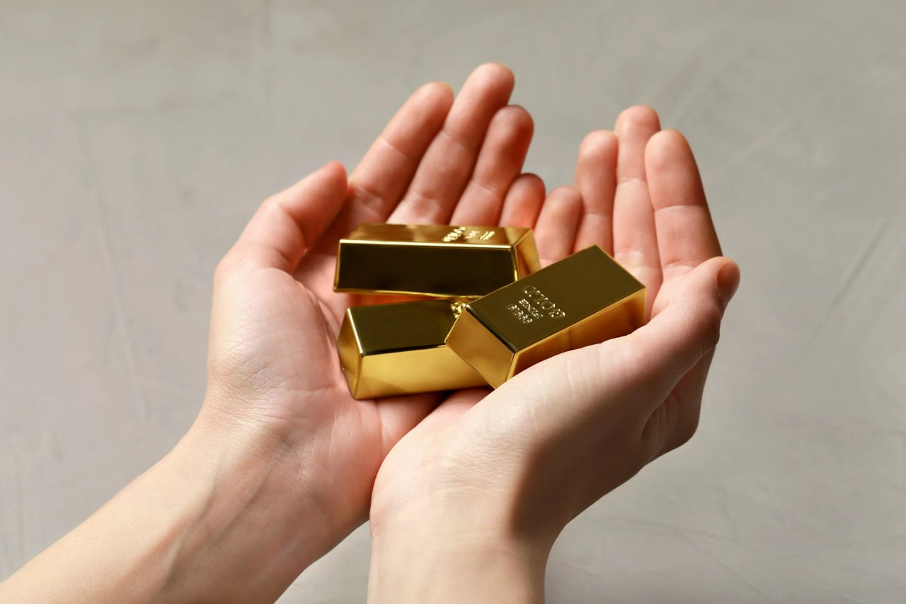 Минфин предложил ограничить 100 граммами вывоз золота в слитках физлицами сообщил замминистра финансов РФ Алексей Моисеев Проект указа в высокой степени готовности мы заканчиваем согласование и планируем в течение нескольких недель внести в правительство чтобы правительство внесло в администрацию сказал господин Моисеев jkinvest news jkinvest