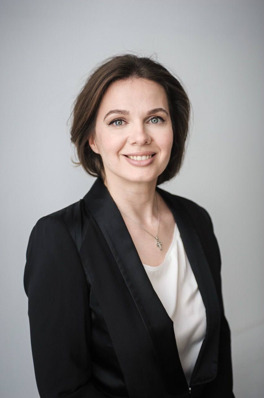 esgИнтервью Анна Боброва директор по устойчивому развитию Лемана ПРО о стратегии и целях компании Специально для esgreport Часть I Постановка и публичная презентация страт целей в области устойчивого развития шаг на который в России решаются немногие Почему это сделали Вы Во первых для обеспечения прозрачности перед нашими стейкхолдерами чтобы все они знали куда мы движемся какие у нас приоритеты каких целей мы планируем достигать вместе а внедрение новых инициатив не становилось для них сюрпризом Во вторых мы эволюционно созрели на этот шаг На протяжении многих лет в компании усложнялась крепла система управления ESG рисками У нас сформировалась сильная функция устойчивого развития наладилась тесная кросс функциональная работа Цели в области устойчивого развития стали частью нашей бизнес стратегии и одним из столпов бренд платформы Нам не хватало только стратегии фундамента для большого количества инициатив которые мы развиваем Чем обусловлен выбор горизонта планирования всего три года Нам важно было поставить в стратегии амбициозные но при этом достижимые цели по количественным целям мы готовы делать прогноз не дальше этого срока В части цепочки поставок Ваши цели качественные Как оценивать успех по этому направлению В чем сложность работы над устойчивым развитием поставщиков Что помогает больше кнут или пряник У нас есть и очень амбициозная количественная цель 75 доля закупок деревосодержащей продукции сертифицированной по добровольным системам лесной сертификации Мы являемся единственным ритейлером в РФ который ожидает от своих поставщиков сертификации цепочки поставок по добровольным лесным стандартам Если говорить о специфике выстраивания ОЦП то мы не верим в стратегию кнута и пряника мы верим в win win партнерства Это ручная работа с каждым поставщиком Одному помогаем собрать все звенья цепочки с добровольной лесной сертификацией с другим обсуждаем отказ от неперерабатываемой упаковки с третьим усиление мер пожарной безопасности Чтобы мотивировать новых поставщиков мы внедрили ESG критерии в тендерную процедуру соответствие нашим ожиданиям в области устойчивого развития даёт поставщику дополнительные баллы Поставщиков которые вместе с нами работают над улучшением ассортимента мы всегда отмечаем в своих коммуникационных каналах Также мы всегда выделяем на полке и онлайн товары с устойчивыми преимуществами что влияет на объем продаж Успех по выстраиванию ОЦП мы измеряем в том числе в рамках целей которые касаются доли продаж товаров с социальными и экологическими преимуществами на её рост влияют и наши усилия по продвижению зелёных товаров и работа по трансформации нашего ассортимента