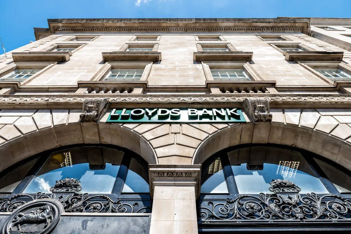 ИИ вошёл в совет директоров банка Lloyds Агент разработан Board Intelligence консалтинговой фирмой для топ менеджмента которую возглавляет предпринимательница Пиппа Бегг Это первый случай среди компаний индекса FTSE 100 когда технология используется подобным образом Пока Lloyds применяет ИИ помощника в основном для подготовки к встречам Сообщается что агент обрабатывает конфиденциальную информацию и помогает снижать влияние человеческой предвзятости при принятии решений Следующий этап по словам Пиппы Бегг использование ИИ прямо во время заседаний В таком формате участники смогут в реальном времени получать подсказки например Подождите кажется вы попадаете в эту ловушку или Я не согласен При этом она подчеркнула что наделение ИИ правом юридического голоса может стать опасным шагом По оценкам банка инструменты генеративного ИИ принесли около 50 млн ценности в 2025 году В 2026 году Lloyds планирует увеличить этот показатель до 100 млн