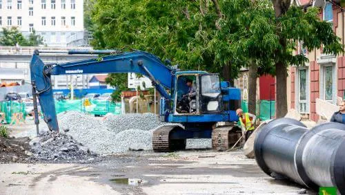 Новую ливнёвку построят на Луговой власти усиливают водоотвод во Владивостоке Во Владивостоке продолжают бороться с подтоплениями после дождей На площади Луговой запланированы работы по созданию дополнительной ветки ливневой канализации Подрядчика уже выбрали по итогам аукциона работы выполнит компания Роудс По контракту специалисты установят четыре смотровых колодца смонтируют около 50 метров водоотводных лотков и проложат 100 метров новых труб К работам приступят в ближайшие дни завершить их планируют до 20 мая В администрации рассчитывают что новая линия ускорит уход воды с дорог и снизит риск подтоплений во время сильных дождей Мы в МАХ vmfareast