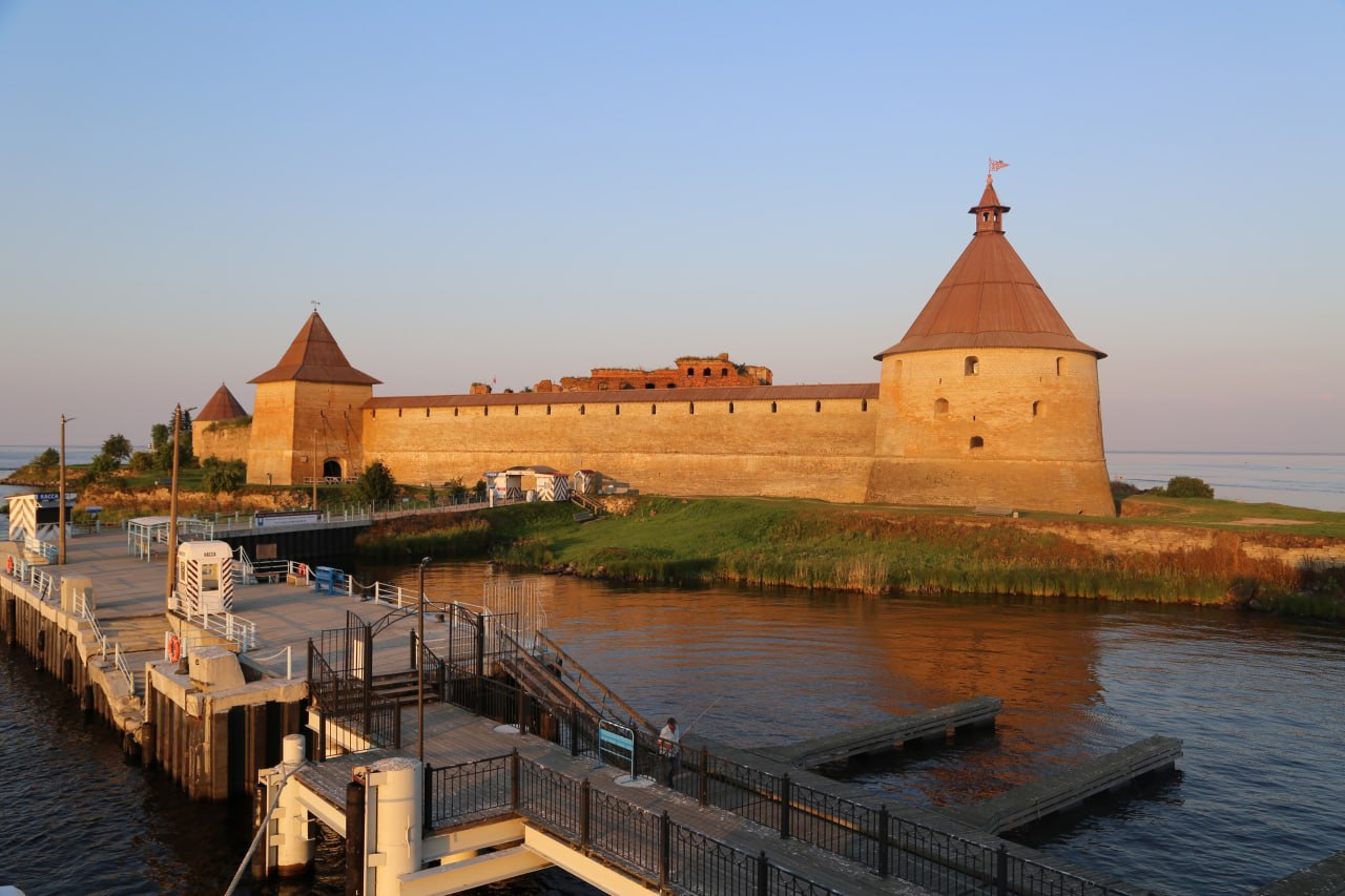 Крепость Орешек открыта для посещения до 31 октября включительно В эти дни гости смогут посетить новую выставку Под сводами посвященную 120 летию освобождения народовольцев из Шлиссельбургской тюрьмы Стоимость посещения 350 р студентам и пенсионерам 200 р Режим работы с 10 00 до 17 00 Стоимость переправы туда обратно 300 500 р Подписаться Куда сходить в Петербурге