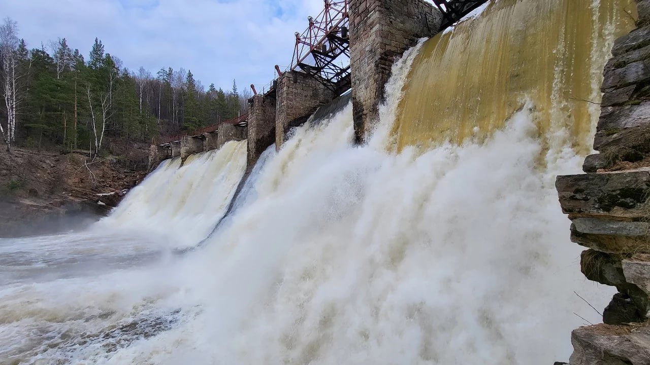 Уровень воды в горных реках Челябинской области взяли на особый контроль Текущую паводковую ситуацию обсудили на совещании рабочей группы. Эксперты отмечают, что в ближайшее время, несмотря на прошедшие кратковременные дожди, которые еще будут продолжаться, на большинстве рек прогнозируют понижение уровня воды. Все гидротехнические сооружения работают в обычном режиме. Паводковая обстановка на сегодняшний день полностью контролируется, но в горнозаводской зоне, как отметили в ГУ МЧС по региону, нужно держать ситуацию на особом контроле, так как в этих районах она может меняться стремительно. Фото: ГТРК "Южный Урал" Вести Южный Урал Челябинск