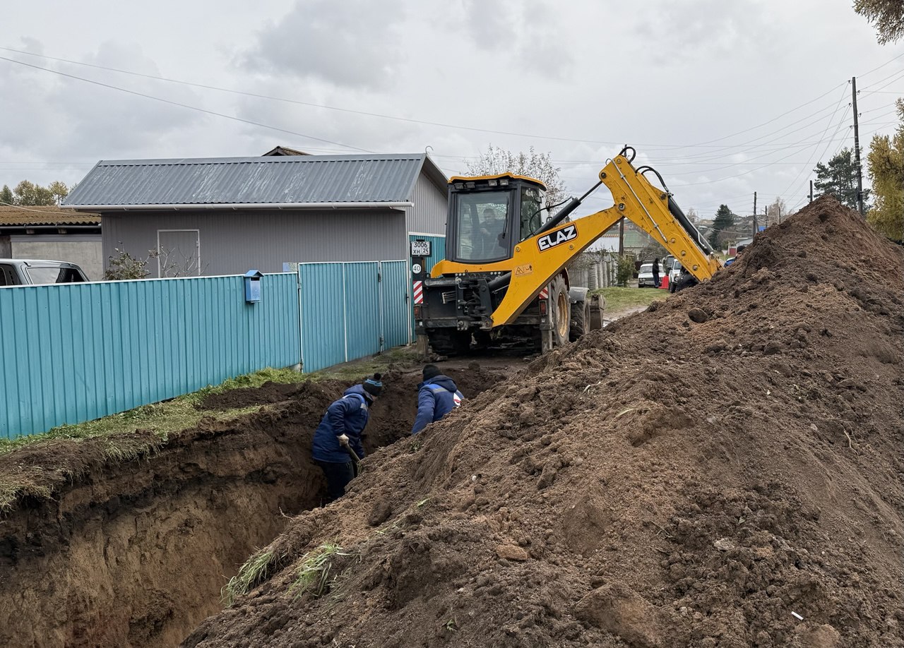 Итог ошибки по требованию прокуратуры устранены причины многолетнего подтопления домов в с Новосёлово На протяжении четырёх лет жители ул Крупской в с Новосёлово жили в условиях постоянной угрозы коммунальной аварии Неисправная канализационная сеть отремонтированная с нарушениями не справлялась с нагрузкой а в августе 2025 г привела к серьёзным последствиям подтоплению домов и выбросу сточных вод в жилые помещения Люди понесли имущественные убытки а ситуация вызвала справедливое возмущение и социальное напряжение Прокуратура провела проверку и установила ещё в 2021 г ресурсоснабжающая организация ГПКК ЦРКК выполнила ремонт участка канализационной сети с нарушением строительных норм Трубы были уложены выше допустимой глубины с нарушением уклона Усугубляло положение и отсутствие у предприятия программы производственного контроля за соблюдением санитарных правил Несмотря на неоднократные обращения жителей с просьбами устранить дефекты предприятие бездействовало Лишь после вмешательства прокуратуры ситуация сдвинулась с мёртвой точки По результатам прокурорской проверки в адрес ГПКК ЦРКК внесено представление После этого организации пришлось устранить допущенные нарушения произведена замена участка канализационной сети в районе ул Крупской восстановлены проектная глубина и уклон трубопровода разработаны и утверждены сопровождающие документы Сайт Тelegram ВК