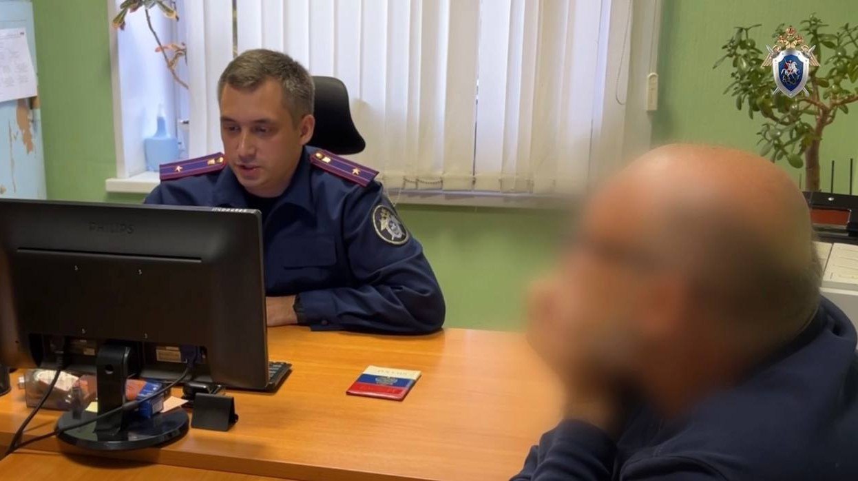 В деле челябинского экс банкира появилась новая взятка на 1 5 миллиона рублей В деле арестованного бывшего начальника отдела финансирования недвижимости одного из крупнейших российских банков Анатолия Скаленко появилась новая коррупционная статья Ему вменили получение взятки в особо крупном размере В отношении лица возбуждено уголовное дело по признакам состава преступления предусмотренного частью 6 статьи 290 УК России прокомментировали в ФСБ По версии следствия в ноябре 2021 года экс банкир получил от зама гендиректора строительной фирмы взятку в виде туристических сертификатов на 1 5 миллиона рублей За денежное вознаграждение фигурант помог застройщику открыть и поддерживать кредитные линии а также ускорить одобрение и выдачу займов в банке Преступление раскрыли сотрудники ФСБ также сопровождающие дело Подписаться на vecherchel Поддержать Читать в Мах