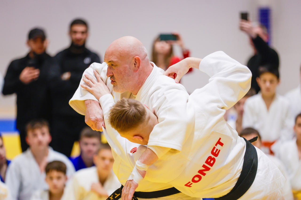 Юные дзюдоисты Курской области провели тренировку с легендами олимпийского спорта В спортивно оздоровительном комплексе Олимпиец прошёл мастер класс который стал настоящим праздником для юных спортсменов Более 300 дзюдоистов из Курска и районов области вышли на татами вместе с именитыми гостями олимпийскими призерами Тамерланом Тменовым и Батрадзом Кайтмазовым Тренировка организованная при участии курского тренера Шамиля Абдулаева включала в себя разбор техники отработку бросков и элементов тактики Звёзды мирового дзюдо не только демонстрировали приёмы но и подробно объясняли их нюансы обращая внимание ребят на дисциплину характер и уважение к сопернику В завершение мастер класса участники смогли задать вопросы спортсменам получить автографы и сделать совместные фотографии Курская Telega Прислать новость