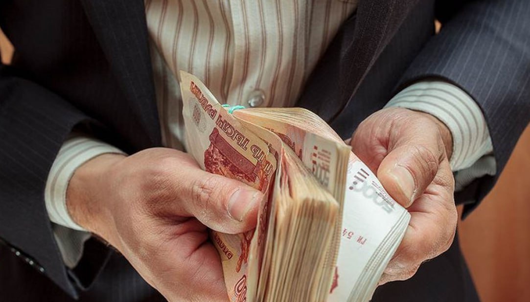 Работодатели начнут стимулировать своих сотрудников копить на пенсию В России хотят ввести налоговые льготы для работодателей, которые софинансируют программы долгосрочных сбережений персонала. Послабление может заработать уже с 2026 года. Компаниям разрешат учитывать взносы в ПДС сотрудников как свои расходы, таким образом они смогут уменьшить базу при оплате налога на прибыль. Льгота позволит работодателю софинансировать счета ПДС своих сотрудников в пределах 12% от фонда оплаты труда всего персонала. Почти половина компаний готовы так поддерживать своих сотрудников. Это поможет привлечь длинные деньги в экономику, а бизнесу — людей в условиях дефицита кадров. Ранее сообщалось, что треть россиян готовы участвовать в ПДС при поддержке работодателя.