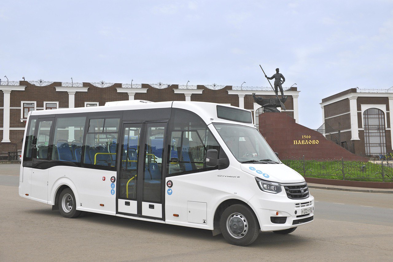 Павловский автобусный завод начал серийное производство CITYMAX 8   Старт производства нового автобуса состоялся накануне профессионального праздника Дня машиностроителя В церемонии запуска приняли участие коллектив ПАЗа ветераны предприятия руководители компании представители Павловского муниципального округа Новый компактный автобус созданный для городских и пригородных маршрутов расширит модельный ряд завода и обеспечит комфорт и экономичность для пассажиров и перевозчиков CITYMAX 8 вмещает до 32 человек оснащен пневматической подвеской и дизельным двигателем мощностью 150 л с соответствующим стандарту Евро 5 Имеет широкую двухстворчатую дверь без ступенек на входе и низкопольную накопительную площадку в салоне со специальным местом для детской или инвалидной коляски Для запуска производства CITYMAX 8 на заводе была проведена модернизация технологических процессов Инвестиции в обновление производства составили 670 млн руб Андрей Васильев генеральный директор Павловского автобусного завода отметил что CITYMAX 8 это ответ компании на запрос рынка о комфортном и доступном транспорте Это уже второе новое семейство автобусов запущенное в серийное производство за последнее время Поздравляем коллектив ПАЗа с запуском новой модели и желаем CITYMAX 8 успехов на дорогах страны ПАЗ CITYMAX8 НовыйАвтобус СделаноВРоссии Транспорт Павлово Автобус