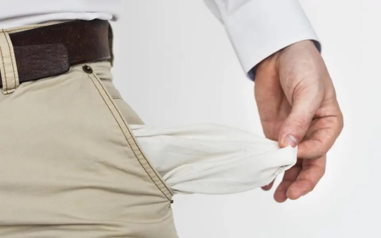 Госдума приостановила взыскание долгов с жителей Курской и Белгородской областей Сегодня Государственная Дума приняла закон предусматривающий приостановку взыскания долгов через службу судебных приставов в Курской и Белгородской областях а также других приграничных территориях где введено военное положение или действует режим контртеррористической операции КТО Отмечается что мораторий не распространяется на социально значимые взыскания такие как алименты возмещение ущерба здоровью и компенсации связанные с коррупционными преступлениями Принятие данного законопроекта направлено на обеспечение дополнительной финансовой стабильности и снижение нагрузки на население Важно отметить что данная мера носит временный характер и будет действовать только в период введения указанных режимов t me abireg max