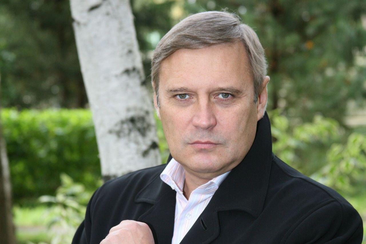 Бывший председатель правительства России Михаил Касьянов внесен в перечень террористов и экстремистов Росфинмониторинг внес признанных иноагентами бывшего премьер министра России Михаила Касьянова и экономиста Сергея Гуриева в перечень организаций и физических лиц в отношении которых имеются сведения об их причастности к экстремистской деятельности или терроризму Как пишут РосСМИ дело связано с их участием в признанным нежелательным в РФ Антивоенном комитете России целью которого по версии ФСБ является насильственный захват власти и изменение конституционного строя в Российской Федерации Caucasian bureau