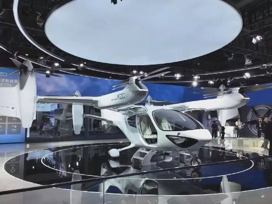 Беспилотное электрическое аэротакси показали на выставке в Китае Ему не нужна взлётно посадочная полоса Приземляется аппарат на специальный вертипорт Десятиминутная поездка на таком такси обойдётся в 8 5 687 рублей пишет RT