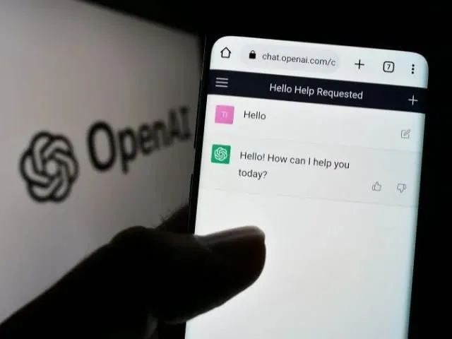 Компании OpenAI пришлось корректировать работу чат бота ChatGPT после того как он начал повсеместно упоминать гоблинов гремлинов и других мифологических существ в своих ответах В компании объяснили что система тренировки нейросети была случайно выстроена так чтобы она широко упоминала мифических существ когда общалась с пользователем в режиме Nerd заумник гик Согласно этой информации больше всего гоблины появлялись в ответах модели GPT 5 4 Заметив это компания провела исследование которое выявило что использование в ответах чат бота мифических существ зачастую было вызвано тем что пользователи выбирали для общения с нейросетью личность Nerd Условная награда для нейросети за упоминания мифических существ при общении были значительно выше чем за использование другой модели поведения В итоге компании пришлось убрать опцию выбора личности Nerd для нейросети и скорректировать ее систему тренировок чтобы она меньше упоминала мифических существ