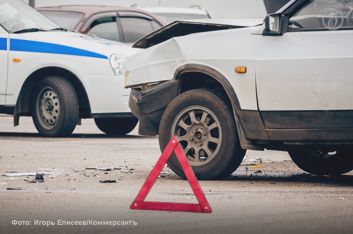 В Петербурге и Ленобласти за минувшие выходные произошло более 1000 аварий   В Санкт-Петербурге и Ленинградской области произошло 1058 дорожных аварий в период выходных со 2 по 4 ноября. Такую статистику предоставили в региональном управлении Госавтоинспекции.  В Петербурге случилось 754 дорожно-транспортных происшествия, в которых пострадал 21 человек. В Ленобласти меньше — 304 аварии, ранено 24 взрослых и два ребенка. В столкновениях на трассах города и 47-го региона погибло по одному человеку.