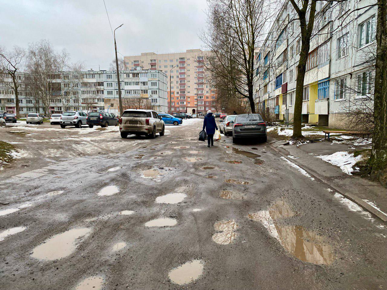 В этом году будут отремонтированы дворовые проезды вдоль домов № 1 и № 9 по улице Алтаева  Глава города Борис Елкин отметил, что состояние этих дорог уже давно вызывает беспокойство, а временные меры в виде латания ям уже не помогают.  Работы начнутся весной. Они будут включать в первую очередь обновление асфальтового покрытия, а при технической возможности и создание парковок.  #чтовПскове