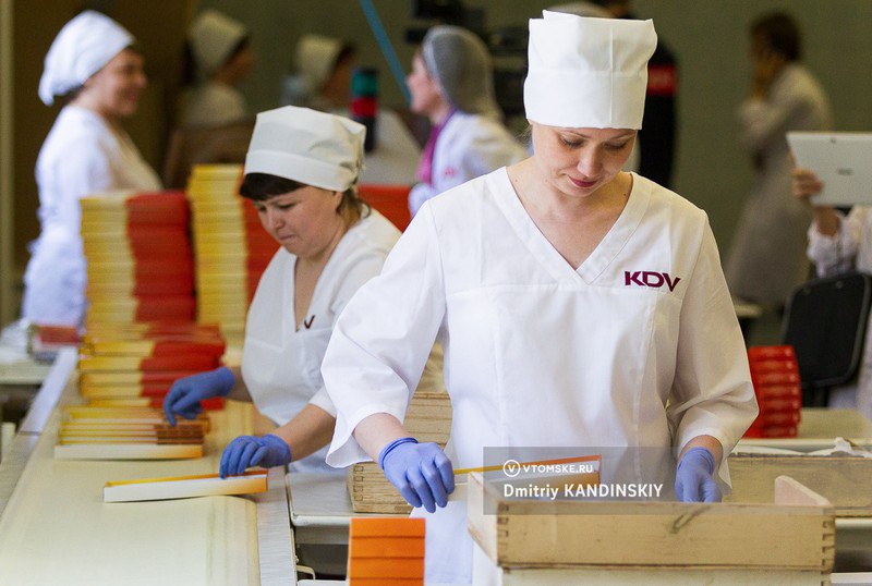 Суд изъял в доход РФ еще 18 07 акций головной компании KDV vtomske ru news 213207 14 января Тверской районный суд города Москвы удовлетворил иск о запрете деятельности Семенова Игоря Александровича входящего в состав объединения АО Кондитерус Ком и обратил в доход Российской Федерации принадлежащие ответчику именные акции АО Кондитерус Ком Решение подлежит немедленному исполнению сообщила пресс служба столичных судов По данным СМИ в иске Генпрокуратура просила обратить в доход государства 18 7 акций принадлежащих Семенову а его самого признать членом экстремистского объединения томск новоститомска Прислать новость Подписывайся на vtomske ru