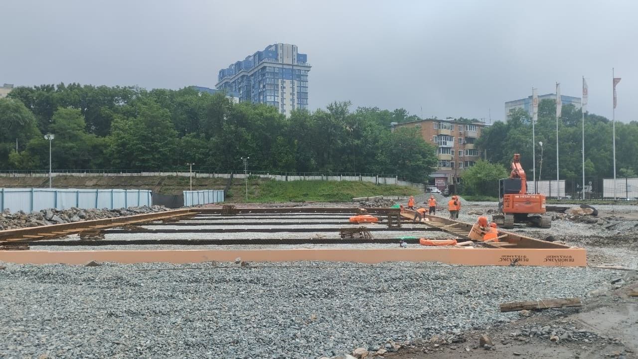 Во Владивостоке стартовало строительство нового спортивного комплекса на стадионе "Строитель" Администрация города приступила к реализации масштабного проекта по созданию современного физкультурно-оздоровительного комплекса. Новый объект возводится в рамках программы развития городской инфраструктуры до 2030 года и станет важным спортивным центром для жителей района. Проект стоимостью 190 миллионов рублей включает строительство универсального спортивного зала площадью 740 квадратных метров, который можно будет использовать для мини-футбола, баскетбола и других игровых видов спорта. Особое внимание уделено комфорту спортсменов - зал высотой 12,5 метров будет оборудован панорамным остеклением для естественного освещения. Комплекс также получит центр тестирования нормативов ГТО, современные раздевалки и душевые. Полукруглая форма здания позволит сохранить существующие легкоатлетические дорожки стадиона. Строительные работы уже начались - завершена подготовка основания, заменена дренажная система, завезены необходимые материалы. Подрядчик приступил к бетонированию фундамента. Открытие ФОКа запланировано на 20 декабря 2025 года. Подробнее