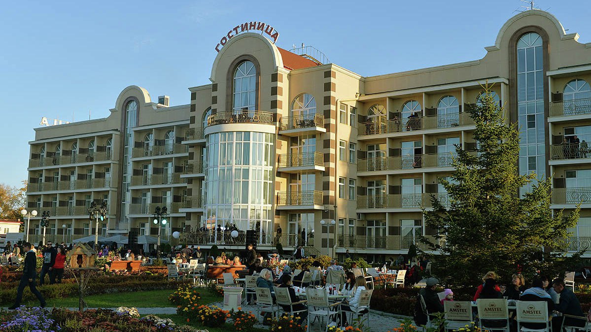 Скандальное закрытие прокомментировали в гостинице Ривьера Гостиница Ривьера на Заимке прекратила работу после того как арендодатель в одностороннем порядке расторг договор аренды Сотрудникам заблокирован доступ к рабочим местам оборудованию и документации что парализовало деятельность комплекса Прочитать статью полностью Подписаться на DVHAB Написать в DVHAB