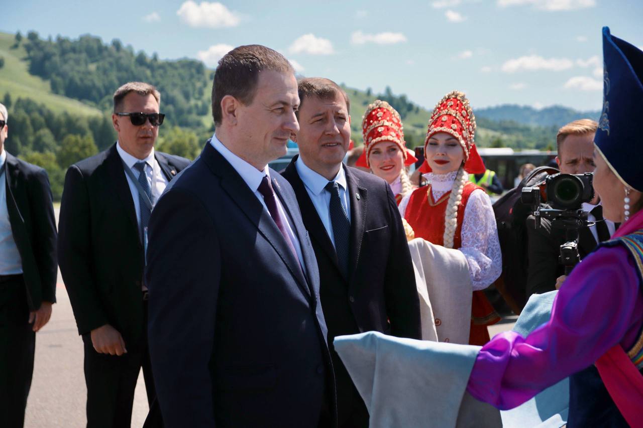 Встретили на гостеприимной земле Горного Алтая делегацию из Республики Беларусь во главе с Премьер-министром Александром Генриховичем Турчиным.  С Беларусью мы сотрудничаем на протяжении многих лет. Товарооборот динамично развивается - в 2024 году вырос в 5 раз по сравнению с предыдущим годом. Рост экспорта - в 7 раз.   Экономический блок Республики Алтай - на постоянной связи с коллегами. Это дает возможность нашим предпринимателям регулярно представлять свои товары на ярмарках и выставках в Беларуси.  Перспективное направление - поставка белорусской коммунальной и сельхозтехники. Предварительные договоренности о закупках есть.  Уверен, наше взаимодействие будет только крепнуть и помогать нашим территориям развиваться.   Рады приветствовать в Республике Алтай!