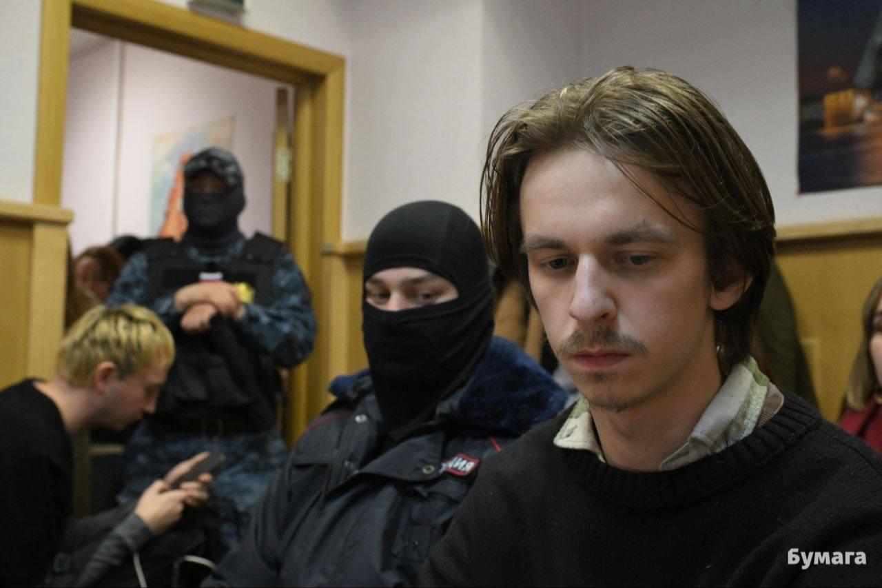 Саша тоже находится в безопасности сообщил Бумаге его адвокат Сергей Локтев На вопрос покинул ли гитарист группы стоптайм Россию юрист пока отказался давать комментарии Тайное освобождение Сегодня ночью Сашу на тонированной машине тайно вывезли из ИВС на Васильевском острове Утром другая машина увезла из ИВС певицу Наоко Об этом сообщил корреспондент Бумаги Позже Фонтанка сообщила со ссылкой на два источника что музыкантов тайно освободили Вечером стало известно что Наоко покинула Россию Сейчас она находится в безопасном месте Фото Бумага Подписывайтесь на Бумагу и предлагайте новости