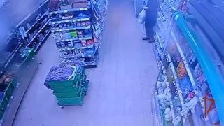 В Подмосковье у мужчины случился новогодний фальстарт Неизвестный пробрался в супермаркет взломав двери Внутри он начал поедать мандарины и пить спиртное Гуляя по магазину мужчина собрал свой новогодний набор с алкоголем и закусками Донести покупки до дома не удалось Гринча задержали раньше veraafanasyeva