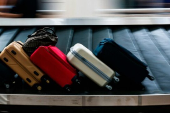 Амурчане задолжавшие за ЖКУ могут остаться в Новый год без заграничного отпуска Более двух тысяч постановлений об ограничении выезда за границу с начала 2025 года вынесли судебные приставы исполнители в отношении амурчан должников Дальневосточной энергетической компании Энергетики рекомендуют заранее уточнять информацию о наличии долга и возможных санкциях В аэропорту или по время прохождения таможенного контроля на границе решить проблему уже не получится На зачисление средств и отмену постановления о запрете выезда за границу потребуется несколько дней Соответственно и билеты и брони в отелях попросту сгорят как и планы на долгожданный отпуск сообщили в пресс службе ДЭК Кроме этого в 2025 году более 4 5 тысячи жителей Приамурья столкнулись с запретами на осуществление регистрационных действий с недвижимостью и автотранспортом Всего в текущем году в территориальные отделения службы судебных приставов по Амурской области было направлено более 9 тысяч исполнительных документов о взыскании задолженности на общую сумму 103 миллиона рублей в том числе за электроэнергию на сумму 69 миллионов рублей за теплоэнергию на сумму 34 миллиона рублей Получено в общей сложности с учетом исполнительных документов ранних лет 102 миллиона рублей Информацию о своей задолженности можно узнать воспользовавшись услугой Банк данных исполнительных производств на официальном интернет сайте Управления Федеральной службы судебных приставов по Амурской области r28 fssprus ru а также в Личном кабинете клиента ДЭК или по телефону Единого контакт центра ДЭК 8 800 234 7777