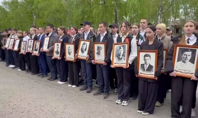 В Ульяновской области 12 детей упали в обморок во время выноса портретов участников ВОВ. Врачи посчитали, что это случилось из-за волнения. Инцидент произошел 7 мая в селе Большое Нагаткино Цильнинского района. Как пишут местные СМИ, школьники сначала впали в предобморочное состояние, у некоторых были судороги. Шестерых детей отвезли в районную больницу, где им поставили диагноз — функциональное расстройство вегетативной нервной системы из-за сильного эмоционального напряжения. Однако родители сомневаются, что из-за этого могло стать плохо сразу нескольким детям. Директор школы заявил, что дети, которым стало плохо, учились во вторую смену и не ели перед произошедшим.