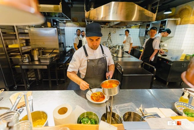 Деятельность популярного ресторана в самом сердце Владивостока временно приостановили по решению Ленинского районного суда Сыроварня не будет принимать гостей два месяца сообщил официальный телеграм канал Управления Федеральной службы судебных приставов по Приморскому краю Такое решение приняли после жалобы жильцов дома к которому примыкает ресторан на жуткий мешающий жить и спать шум от оборудования предприятия Также соседи Сыроварни неоднократно сообщали о нарушении санитарных норм со стороны администрации заведения общественного питания В отделение судебных приставов по исполнению исполнительных документов в отношении юридических лиц поступило постановление немедленного исполнения Судебные приставы оперативно выехали по адресу прекратили допуск посетителей и опечатали платежные терминалы контрольно кассовую технику а затем и входные двери заведения отметили в ведомстве В пресс службе управления судебных приставов региона заявили что руководство ресторана предупредили о наступлении административной и уголовной ответственности в случае неисполнения решения суда На протяжении всего срока наказания 60 дней сотрудники ведомства будут проводить регулярные проверки сохранности пломб Основанием для приостановки работы ресторана стал административный протокол Роспотребнадзора по статье 6 4 КоАП РФ составленный после жалоб жителей Владивостока Санкции вводятся не только как мера наказания но и как гарантия безопасности и комфорта для горожан подчеркнули в ГУФССП  Подписаться в MAX