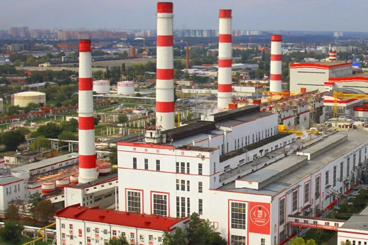 ЛУКОЙЛ планирует отказаться от модернизации Краснодарской ТЭЦ Третий энергоблок Краснодарской ТЭЦ должен был заработать с 1 декабря 2024 года но его модернизация приостановлена из за нехватки энергии в регионе ЛУКОЙЛ Кубаньэнерго предлагает построить пятый блок мощностью 150 МВт к 2028 году но использование уже закупленного оборудования для модернизированного третьего блока станет невозможным Компания просит исключить ТЭЦ из списка объектов модернизации без штрафа так как новый проект будет дороже и не принесет прибыли Для продолжения работы третьего блока продлили ресурс котлоагрегата и паровой турбины еще на 50 тысяч часов каждый Совет рынка сообщил что исключение проекта из списка модернизации по решению правительства не предусматривает штраф пишет Ъ Кубанские Новости Мы в MAX