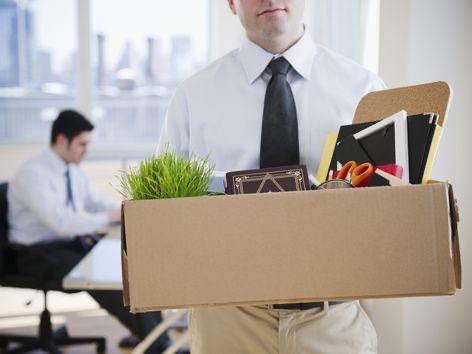 В Узбекистане теперь после увольнения работодатель должен платить зарплату ещё 3 месяца. Приняли новый закон!  С 1 ноября 2025 года вводится новый порядок выплаты пособий по безработице:    Пособие выплачивается только официально уволенным работникам, если:    У них есть 18 месяцев стажа за последние 5 лет   Заявление подано в течение 6 месяцев после увольнения  Выплаты:   1-й месяц — 75% от зарплаты   2–3-й — по 50%   Чтобы снова получать — надо снова проработать минимум год.  Подпишитесь и следите за актуальными новостями на нашем канале
