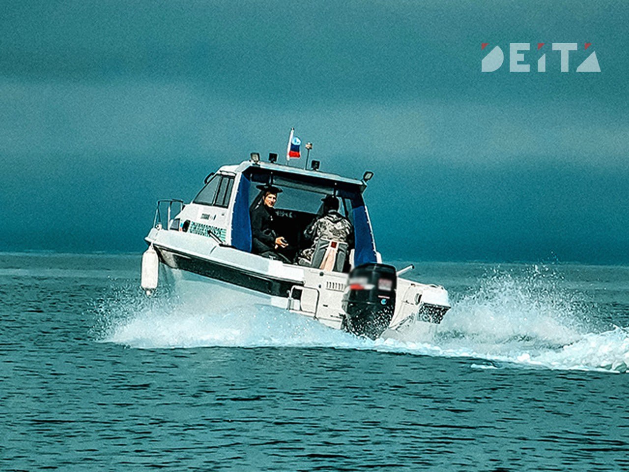 Правительство Приморья утвердило новые правила пользования маломерными судами Власти региона установили требования согласно которым эксплуатация судов разрешена только после государственной регистрации освидетельствования и нанесения идентификационных номеров Регистрации подлежат плавсредства массой от 200 килограммов и с мощностью двигателя от 8 кВт Управлять такими судами могут только лица имеющие специальное удостоверение Период навигации предусмотрен с апреля по ноябрь при этом конкретные даты открытия и закрытия будут ежегодно определяться решением правительства в зависимости от погоды Перед выходом в море судоводители обязаны проверять исправность техники и наличие спасательного оборудования Документ также вводит ограничение скорости до 5 узлов в районе стоянок и водолазных работ а проведение массовых мероприятий теперь требует обязательного согласования Deitaru