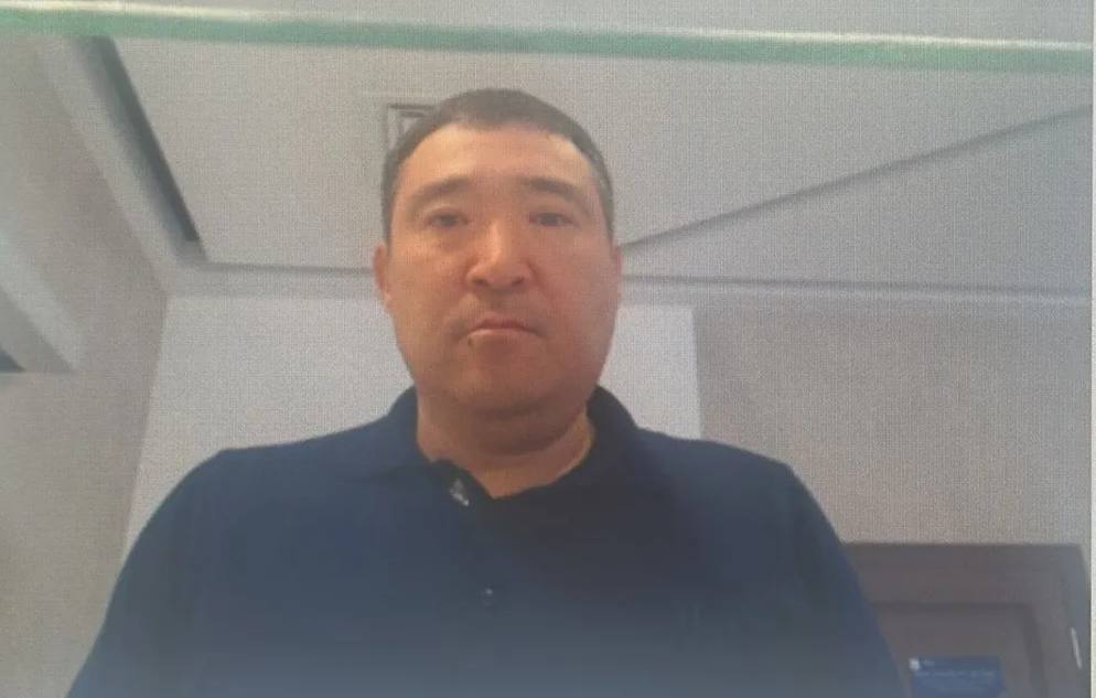 Казахстанского бизнесмена обвиняют в связях с международной преступной группировкой ГКНБ Кыргызстана распространил заявление о том, что казахстанский предприниматель Ерканат Жумабеков финансировал деятельность ОПГ «Братский круг» и её лидера — «вора в законе» кыргызстанца Камчыбека Асанбека. По данным следствия, бизнесмен сознательно поддерживал связь с криминальным авторитетом, оказывая финансовую помощь его близким родственникам и регулярно встречаясь с ним на территории элитного курорта «Барс» в Иссык-Кульской области. В ведомстве утверждают, что Жумабеков действовал целенаправленно — для продвижения своих бизнес-интересов в странах СНГ под прикрытием преступного сообщества. На основании собранных материалов суд Бишкека заочно арестовал казахстанца и объявил его в розыск. Фото: Instagram/gknb.official /atamekenbusiness