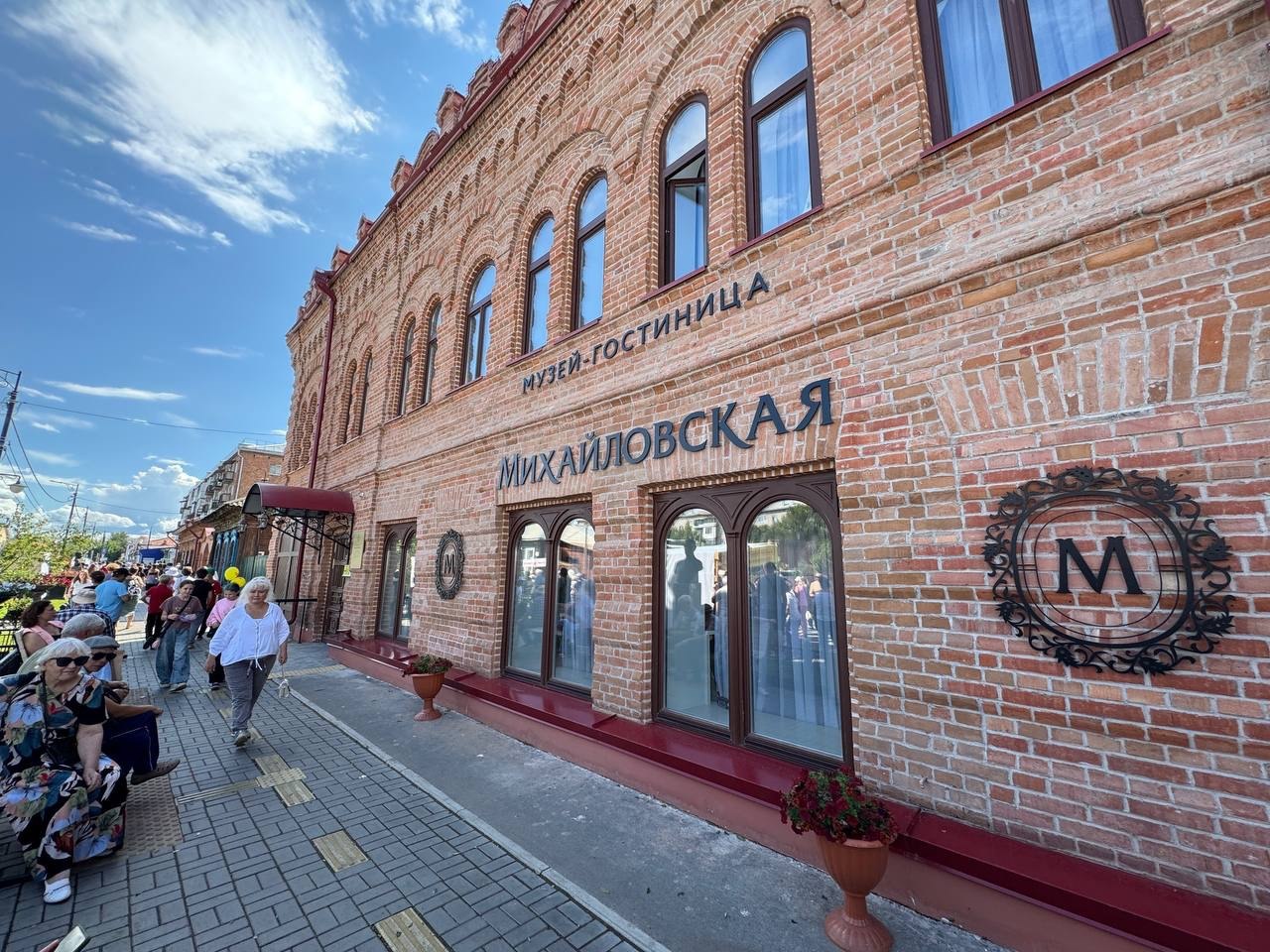 В Минусинске открылась после реставрации гостиница-музей Здание было построено еще в 1890 году в стиле эклектики на средства минусинского купца Минаева. В рамках реставрации к 200-летию города, когда существенно изменился «старый центр» Минусинска, там начался ремонт. В прошлом гостиница называлась называлась «Метрополь», однако использовать это наименование сейчас нельзя, так как нет разрешения от правообладателя бренда. Решили дать название «Михайловская» – ранее улица, на которой располагается здание, носила имя русского царя Михаила Романова. Фото: www.krskstate.ru