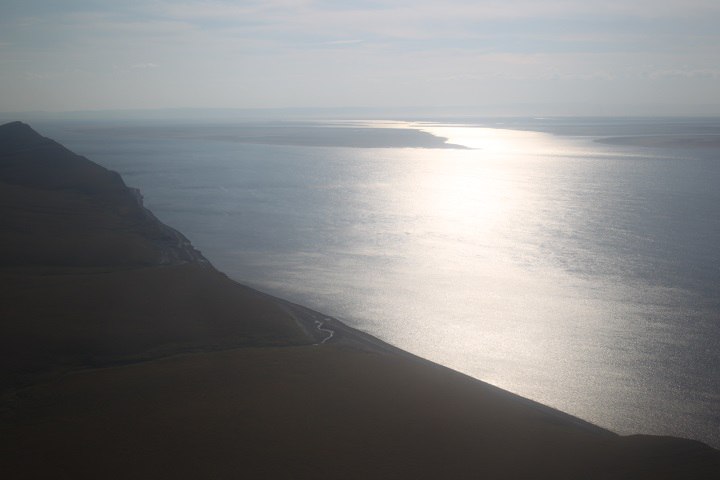 В якутской Арктике начнут поднимать затонувшие суда в рамках генеральной уборки В 2026 году в акватории морского порта Тикси в Булунском районе Якутии стартуют работы по подъему затонувших судов Мероприятия пройдут в рамках федерального проекта Генеральная уборка национального проекта Экологическое благополучие Эта инициатива республики была поддержана Президентом России Владимиром Путиным Первым объектом который планируют поднять на поверхность станет научно исследовательское судно Океанограф работавшее в советский период для освоения Арктики Всего в Булунском районе числится 12 подобных объектов наносящих ежегодный ущерб окружающей среде Полная реализация проекта рассчитана до 2030 года Работы будут вестись совместно с министерством транспорта и дорожного хозяйства региона Как подчеркнул министр экологии Якутии Евгений Перфильев все этапы распиловка загрузка и вывоз будут строго соответствовать утвержденным техническим заданиям и согласованы с контролирующими органами Деятельность подрядной организации будет находиться под полным контролем включая регулярный отбор проб воды во время проведения работ Кроме того в рамках механизма зеленых платежей планируется начать расчистку речных акваторий республики от затонувших судов первой из которых станет река Колыма Эти мероприятия также соответствуют задачам поставленным Главой Якутии Айсеном Николаевым в стратегическом указе об экологическом благополучии региона