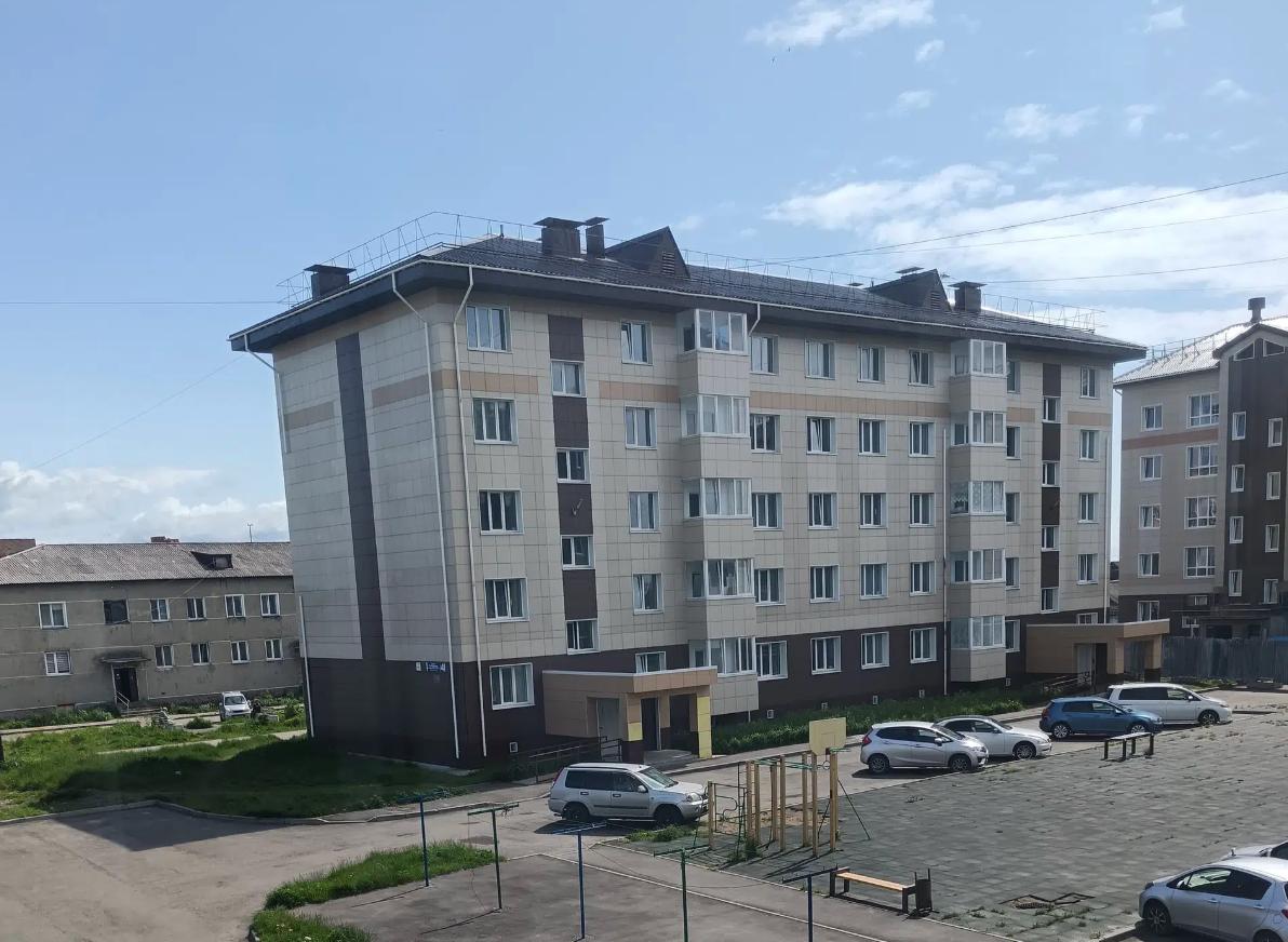 Тело мужчины обнаружили в овраге в Поронайске  Региональные следователи проводят проверку по факту обнаружения тела 57-летнего мужчины. Неизвестный найден вблизи дома по улице 40 лет ВЛКСМ в районе «Цемзавода».   Для установления причины смерти назначена судебно-медицинская экспертиза,  — сообщил  .   ———    :     Прислать нам новость: