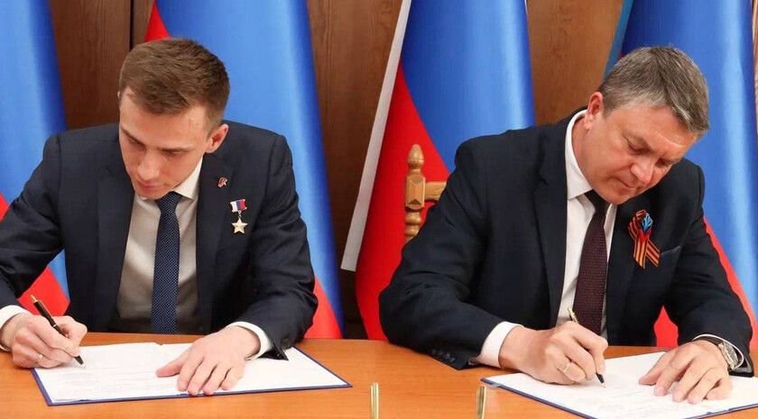 ЛНР и Юнармия подписали соглашение о развитии патриотического воспитания молодежи Глава ЛНР Леонид Пасечник подписал соглашение о сотрудничестве с движением «Юнармия» по вопросам развития патриотического воспитания молодежи. Об этом он заявил по итогам встречи с начальником Главного штаба «Юнармии», Героем России Владиславом Головиным. «Обсудил дополнительные возможности в развитии патриотического воспитания молодежи с Героем России, начальником Главного штаба движения „Юнармия“ Владиславом Головиным. Считаю, что символично об этом говорить в День Республики, ведь за подрастающим поколением — будущее развитие региона и будущие победы», — написал руководитель региона в своем Telegram-канале. По его словам, ЛНР уже шесть лет активно участвует в юнармейском движении. На территории Республики работают 102 отр... Подробнее>>>