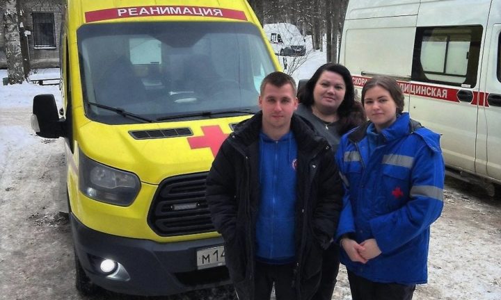 17 января на подъезде к Петрозаводску в машине скорой помощи родила 25 летняя женщина она ожидала четвёртого ребёнка Фельдшер Валерия Жданова во время транспортировки заметила начало стремительных родов и сообщила диспетчеру который вызвал подкрепление Когда прибыла городская бригада роженица уже родила мальчика Мама и новорождённый были в удовлетворительном состоянии Главный врач Кондопожской ЦРБ Анна Пасечник поблагодарила фельдшера Валерию Жданову водителя Владимира Скрябина и диспетчера Ольгу Ясюкевич за профессиональные действия kalitki